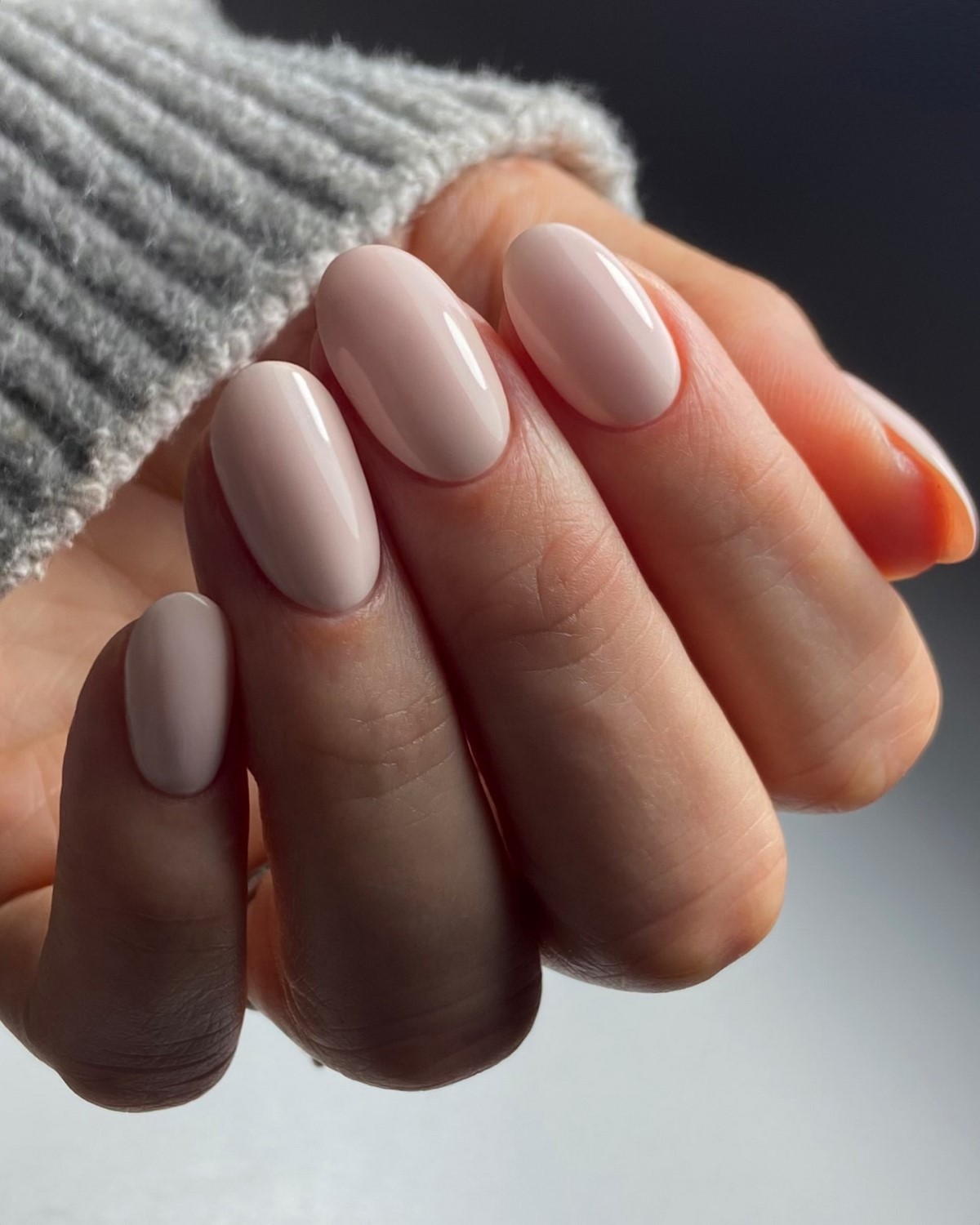 Манікюр, який робить руки молодшими: головний ефект сезону