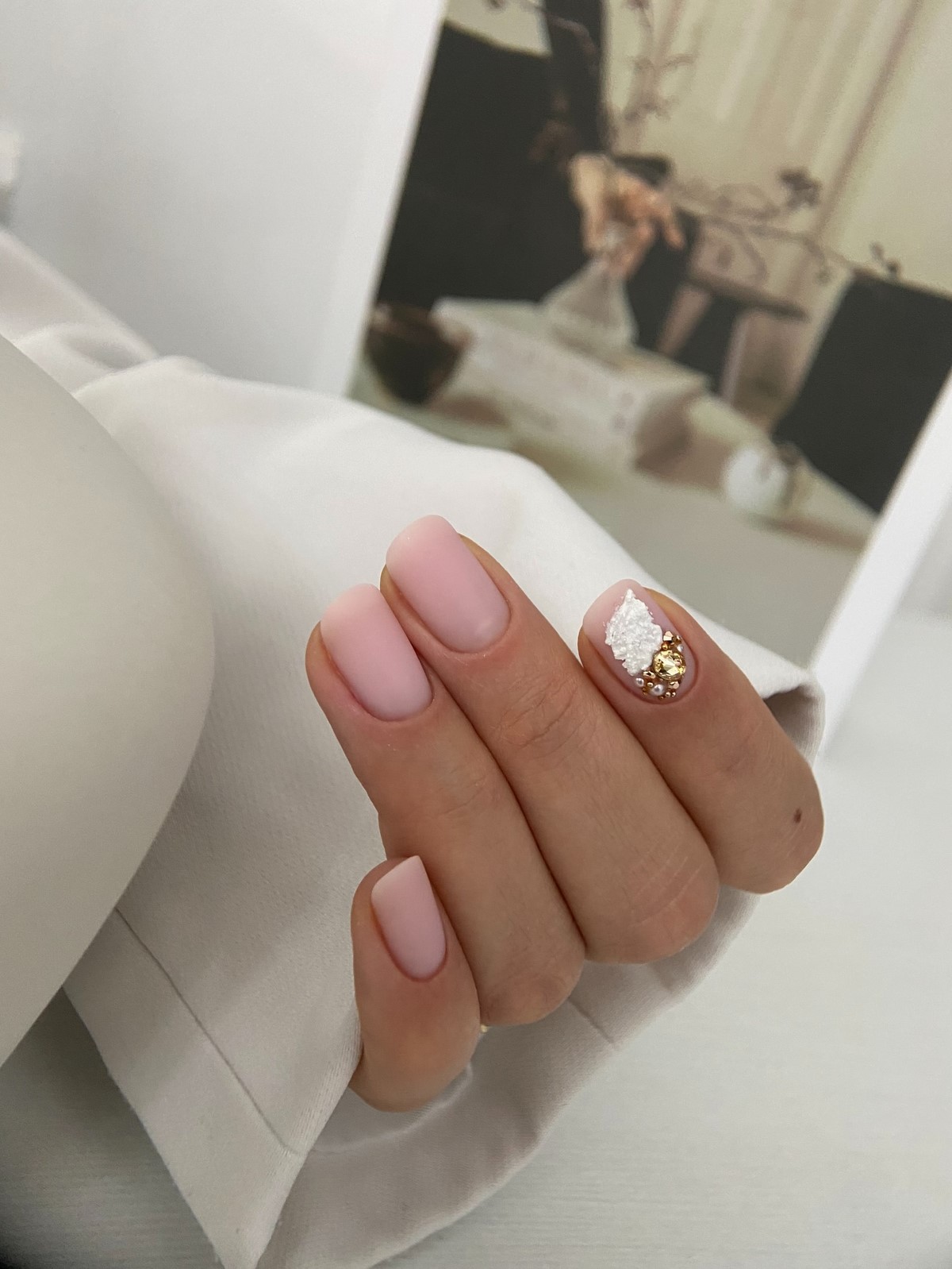 Манікюр, який робить руки молодшими: головний ефект сезону