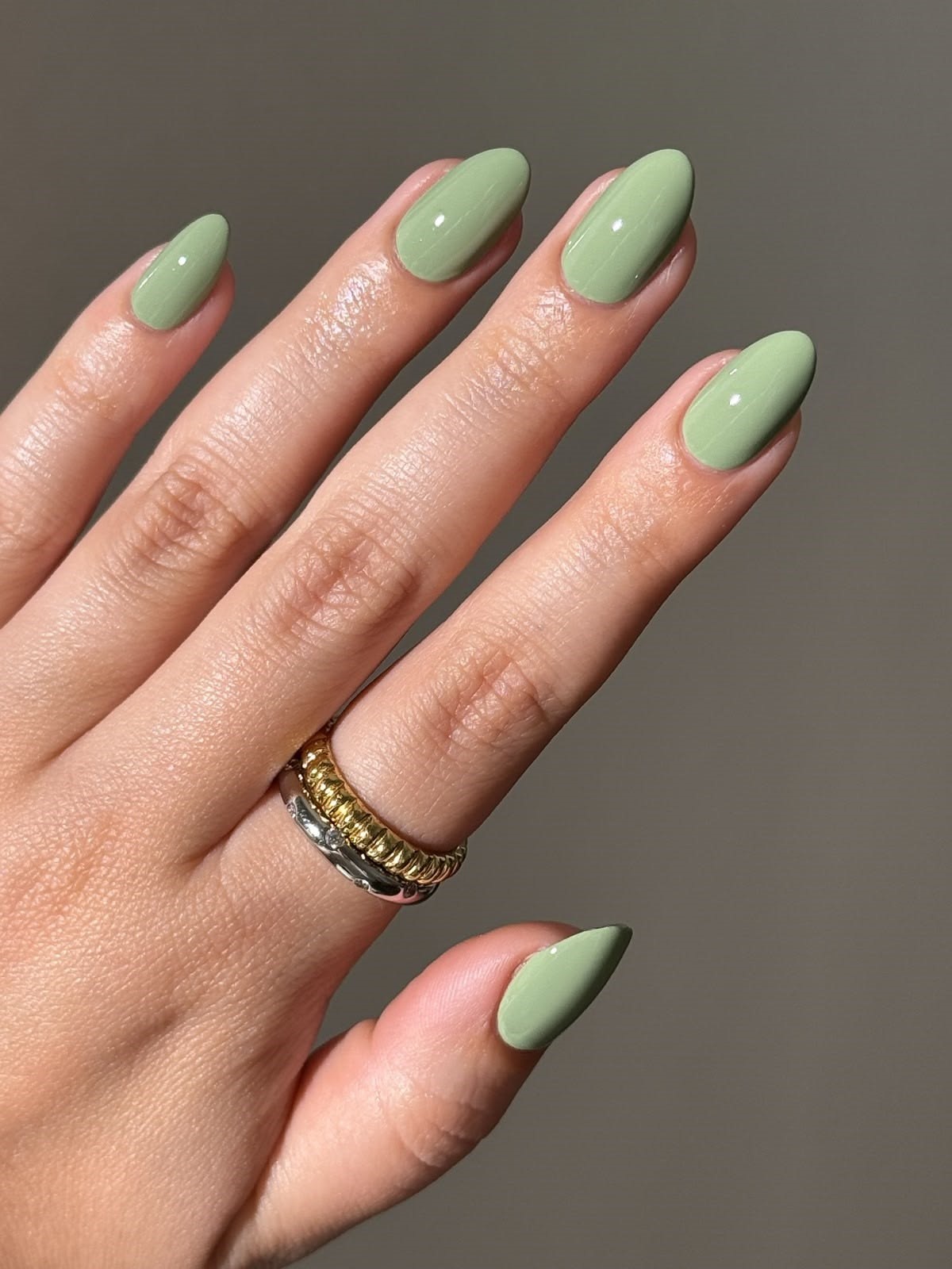 Матча-манікюр 2026: зелений відтінок замість нюду