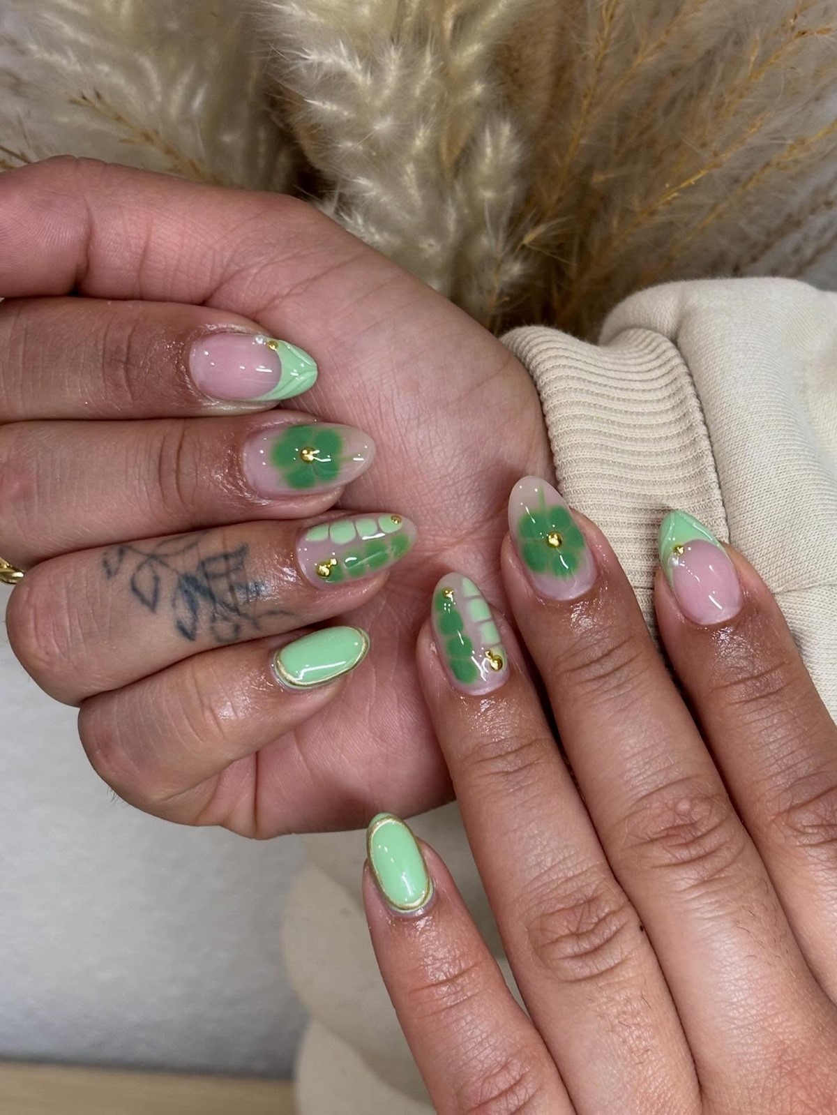 Матча-манікюр 2026: зелений відтінок замість нюду