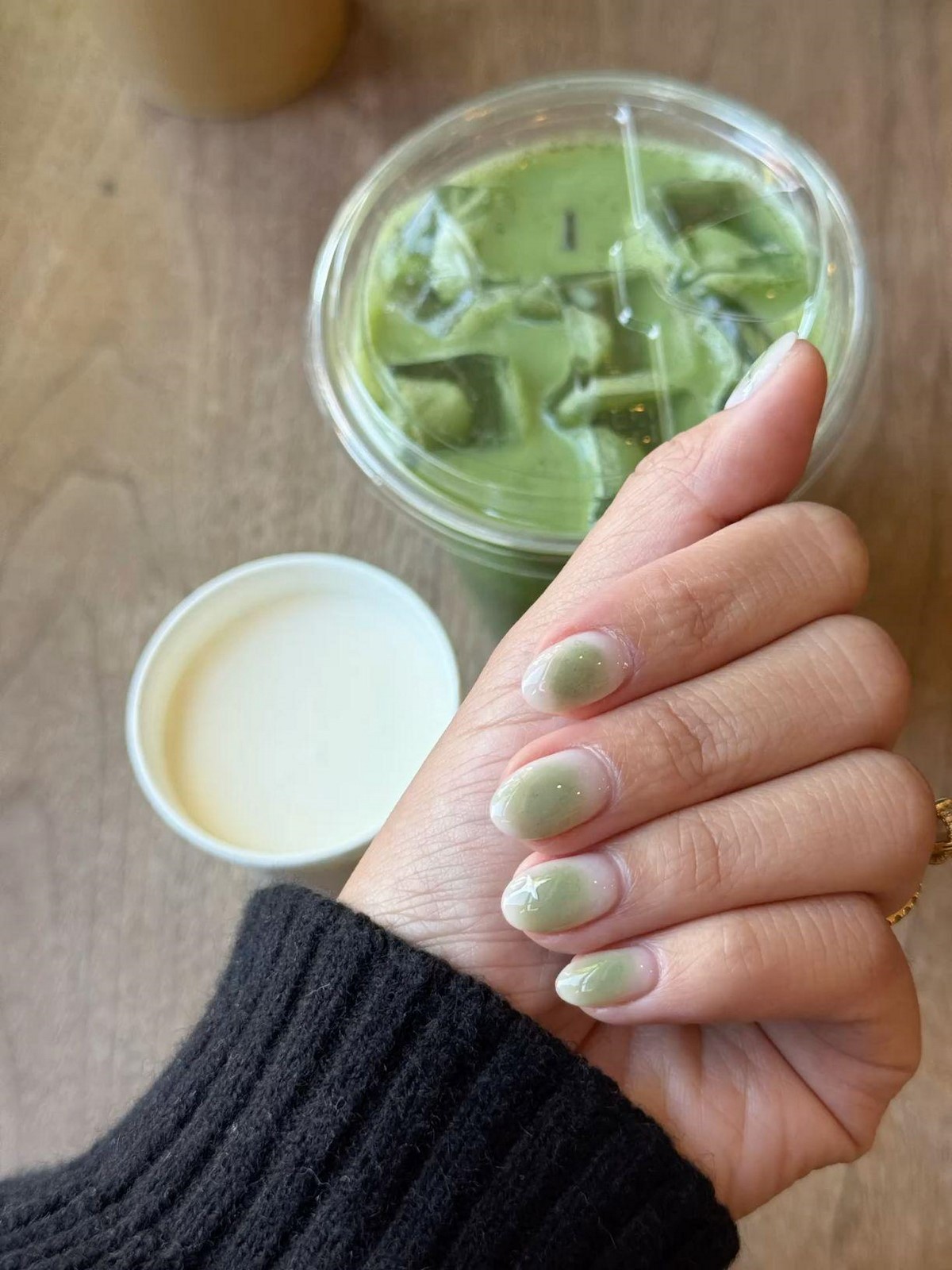 Матча-манікюр 2026: зелений відтінок замість нюду