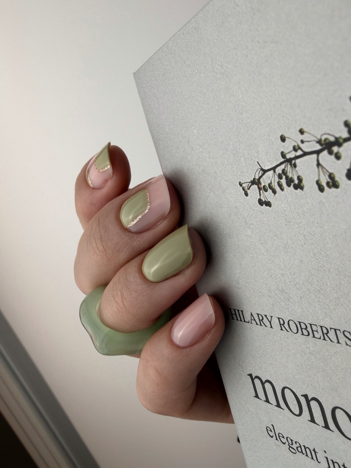 Матча-манікюр 2026: зелений відтінок замість нюду