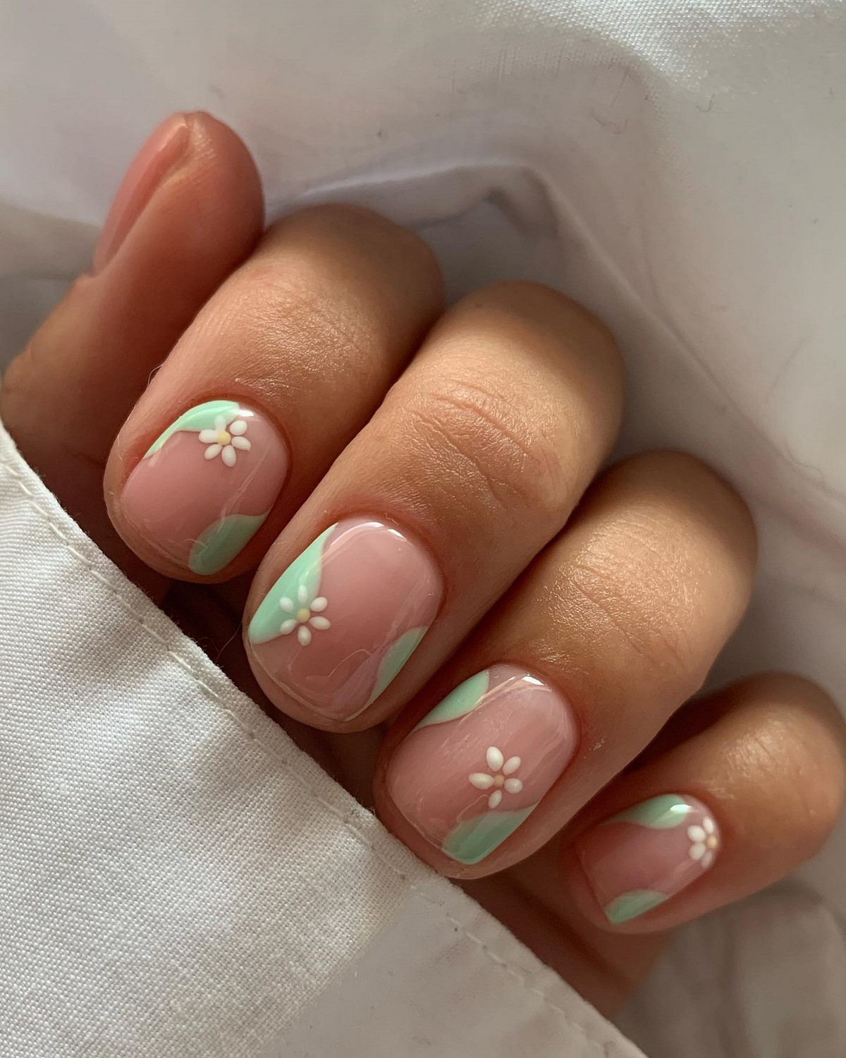 Матча-манікюр 2026: зелений відтінок замість нюду