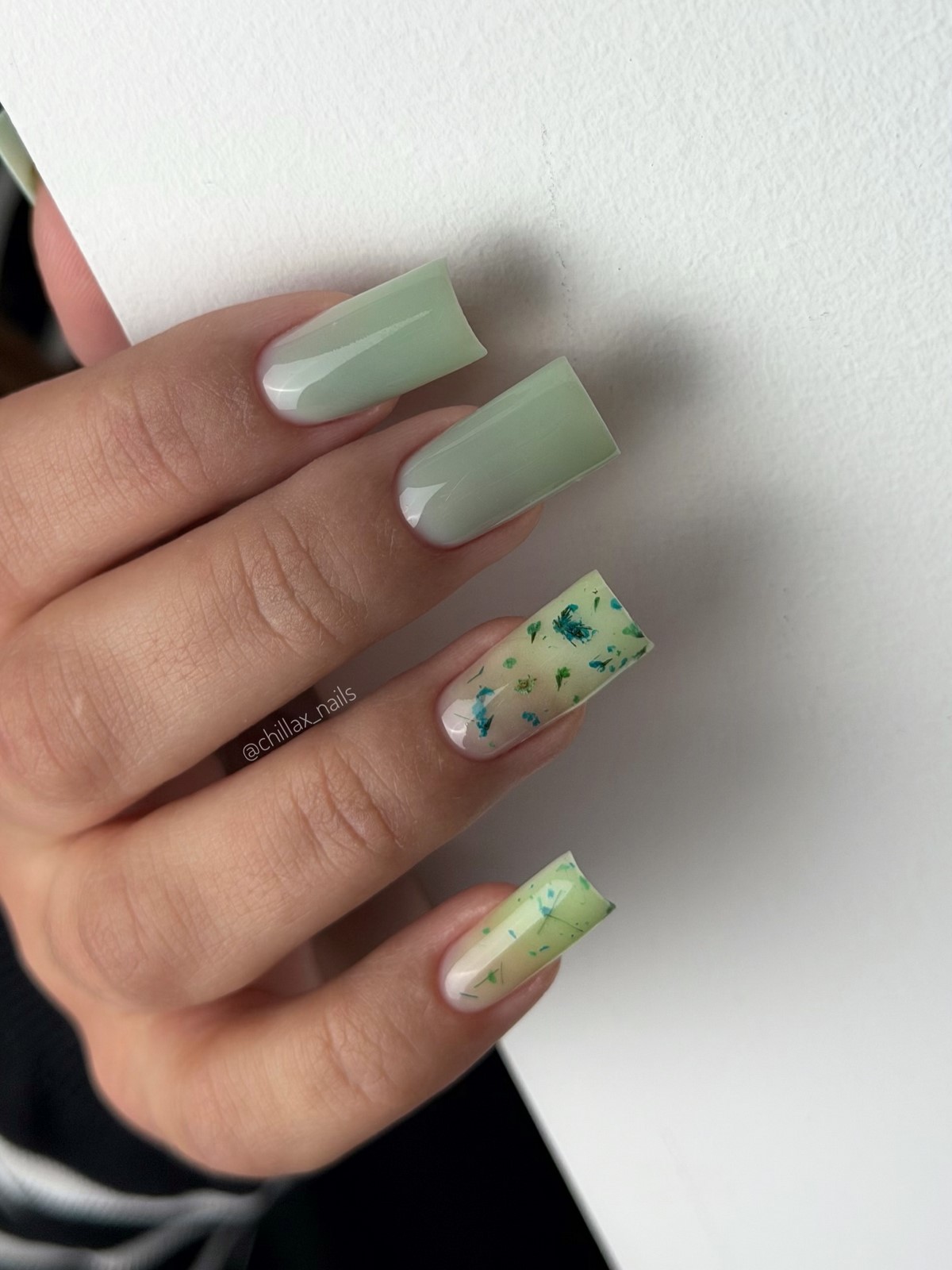 Матча-манікюр 2026: зелений відтінок замість нюду