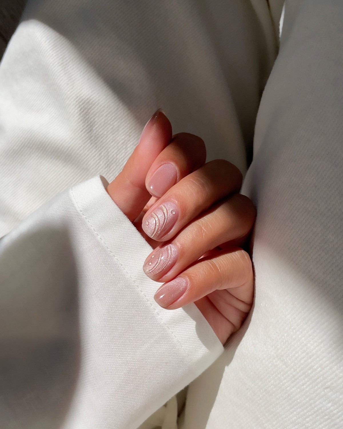 Простий манікюр з акцентом: новий тренд 2026