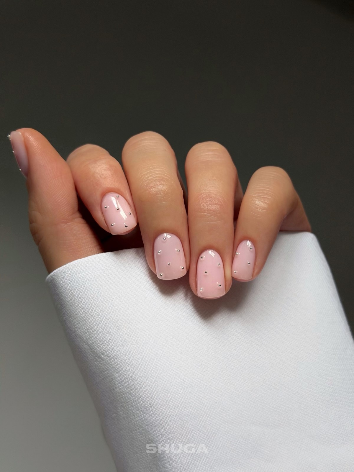 Простий манікюр з акцентом: новий тренд 2026