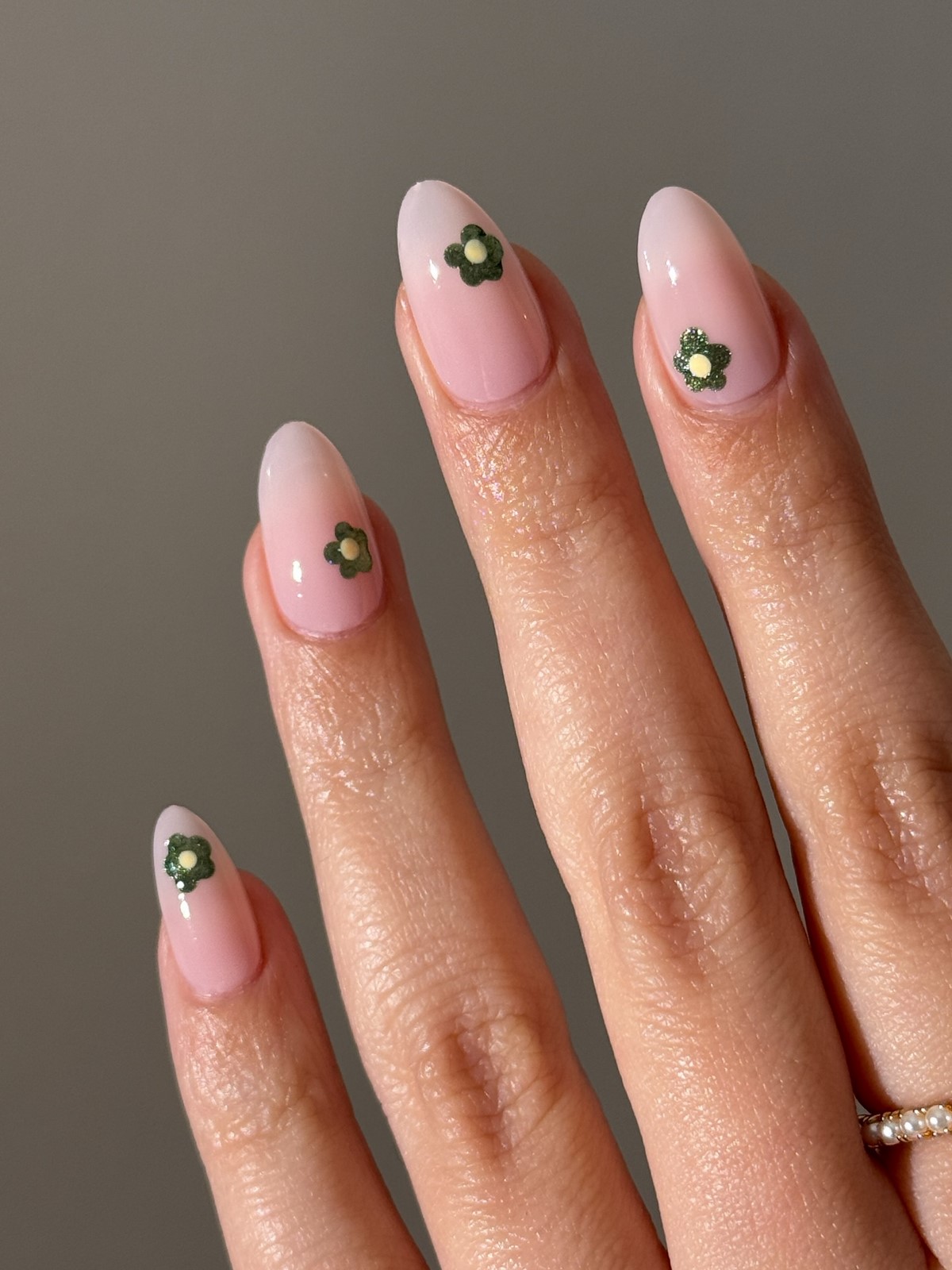 Простий манікюр з акцентом: новий тренд 2026