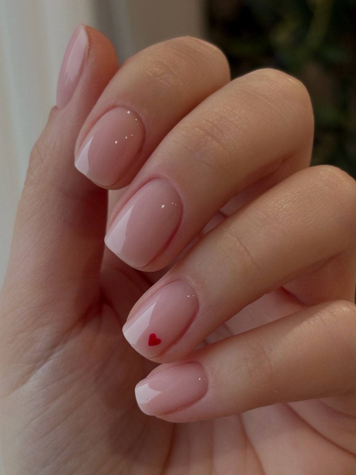 Простий манікюр з акцентом: новий тренд 2026