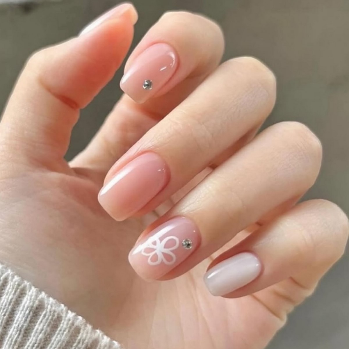 Простий манікюр з акцентом: новий тренд 2026