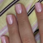 Ніжно-рожевий манікюр на короткий м’який квадрат у поєднанні з літньою смугастою тканиною